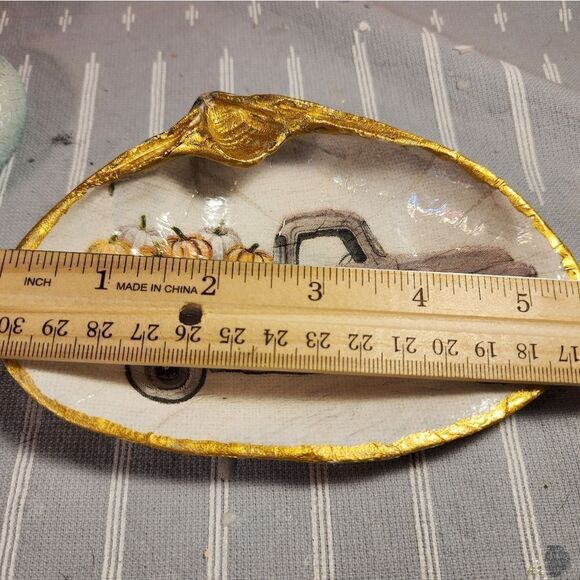 DECOUPAGE CLAM SHELL DECOUPAGE TRUCK WITH PUMPKINS IS ON A CLAM SHELL - Picture 9 of 11